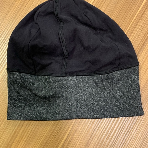 Lululemon run with me toque beanie black EUC - Picture 5 of 7